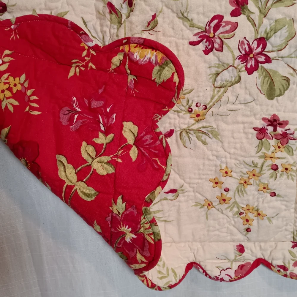 Pottery Barn Floral Red/Ivory Reversible Quilted Standard Pillow Shams *PAIR*